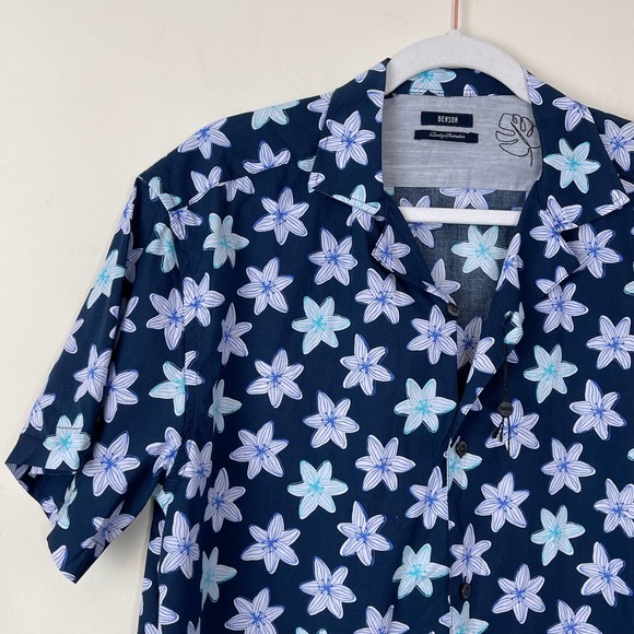 Benson Navy Blue Floral Short Sleeve Button Up Shirt NWOT Size Medium - Picture 2 of 7